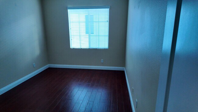 Building Photo - Beautiful 4-Bedrooms Home - Across from La...