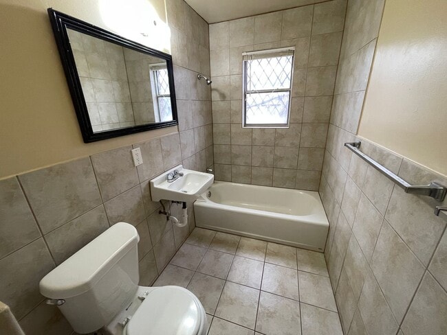 Building Photo - Cutest 3 bed 1.5 bath in Bethany!