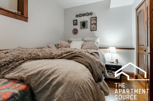 Building Photo - 1019 W Oakdale Ave