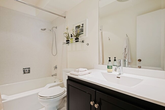 Building Photo - Beautifully updated two bedroom two bath in the heart of Santa Barbara!