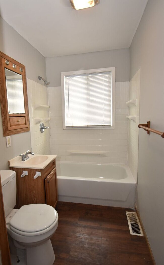 Building Photo - Mishawaka 3 bedroom ranch with large family room and fenced yard