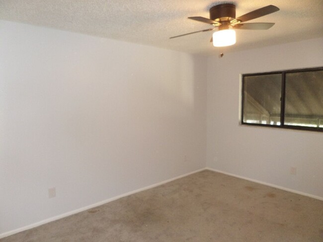 Building Photo - Spacious 2bdrm/1.5bath Townhome ** Ready N...