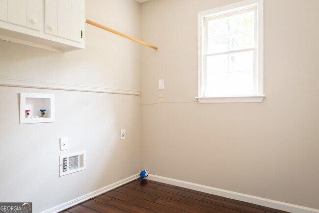 Building Photo - 401 Freshman Dr
