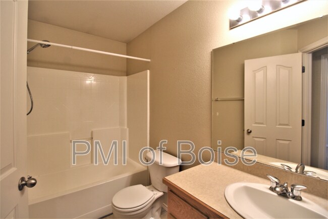 Building Photo - 1031 E Iowa Ave