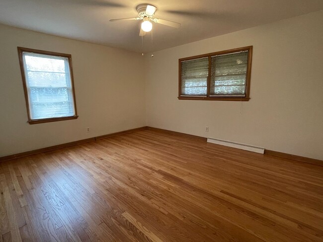 Building Photo - Hartland Single Family Ranch Home, 3 Bed, 1.5 Bath, Attached Garage