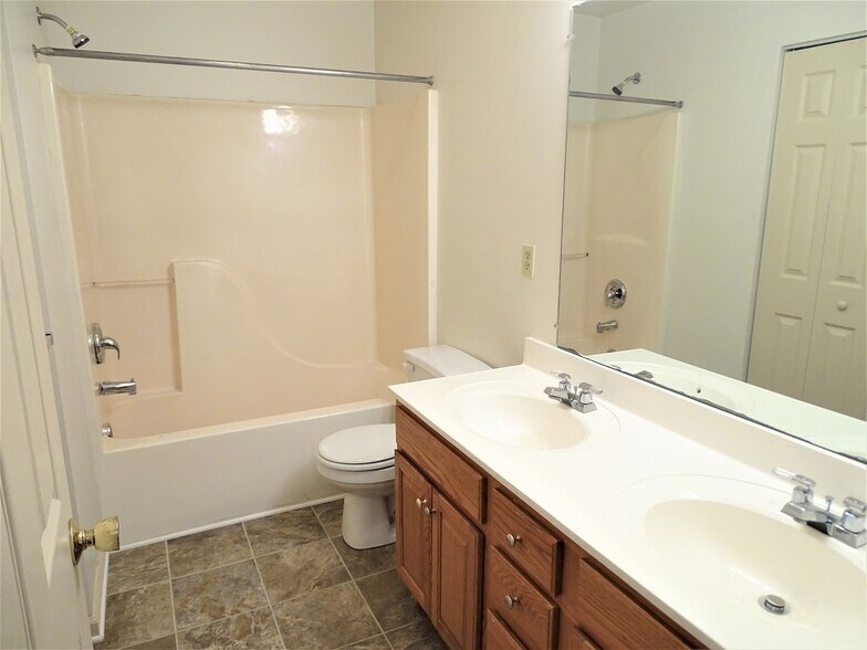 Building Photo - 822 Woodridge Dr