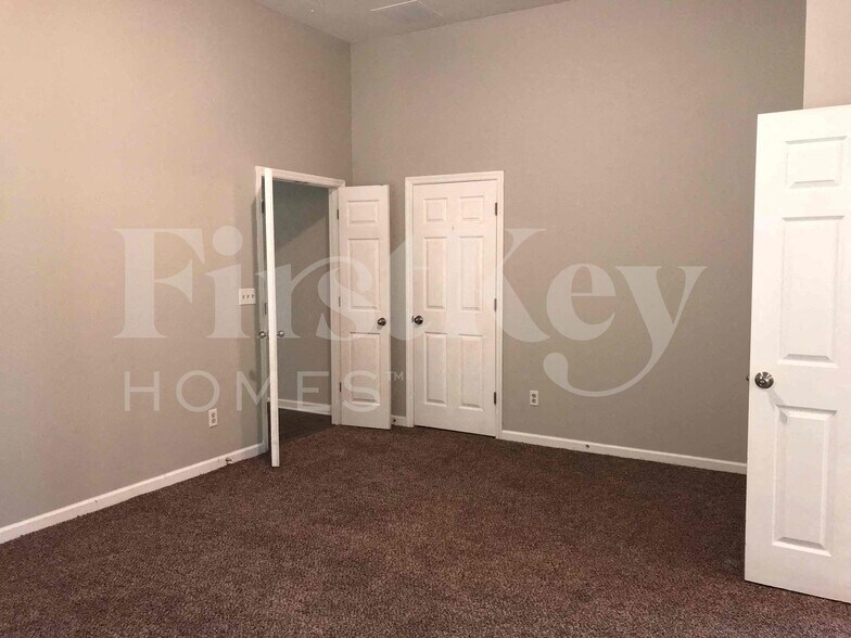 Building Photo - 5145 N Bridges Dr
