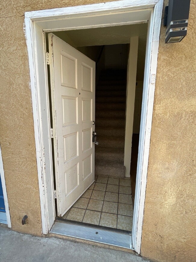 Building Photo - Two bdm townhouse style unit with private ...