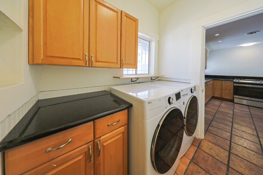 Building Photo - 3525 S Budlong Ave