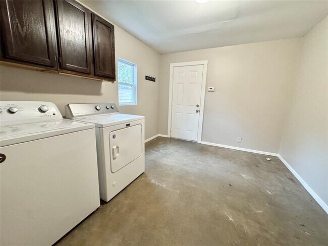 Building Photo - 1300 Crestwood Rd