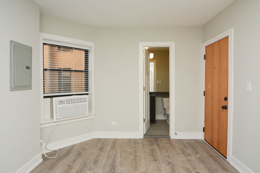 Building Photo - 533 W Belden Ave