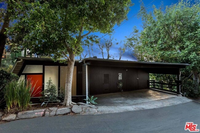 Primary Photo - 7912 Willow Glen Rd