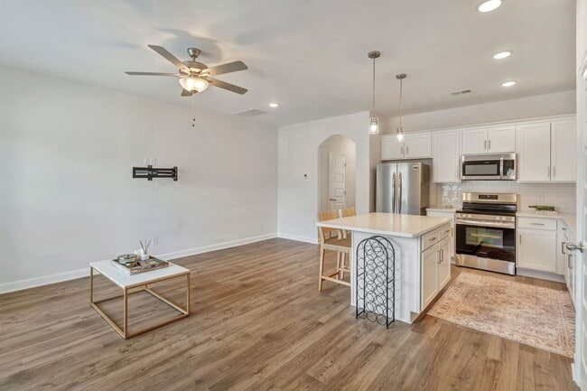 Building Photo - Hendersonville Townhome