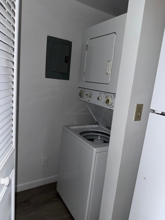 Building Photo - 718 Sunny Pine Way