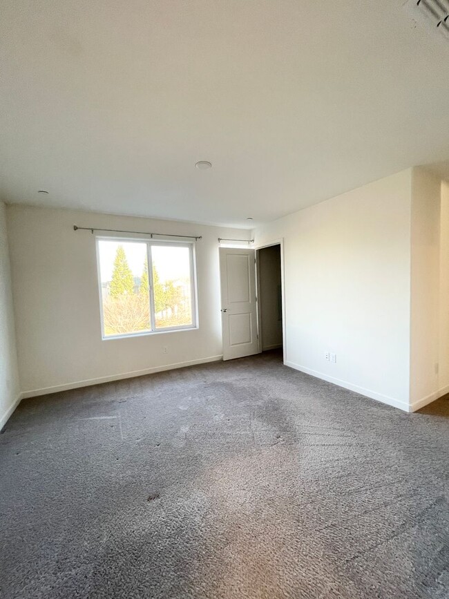 Building Photo - Superb Condo Living in North Natomas! 4 be...