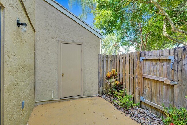 Building Photo - 2884 S Cambridge Ln
