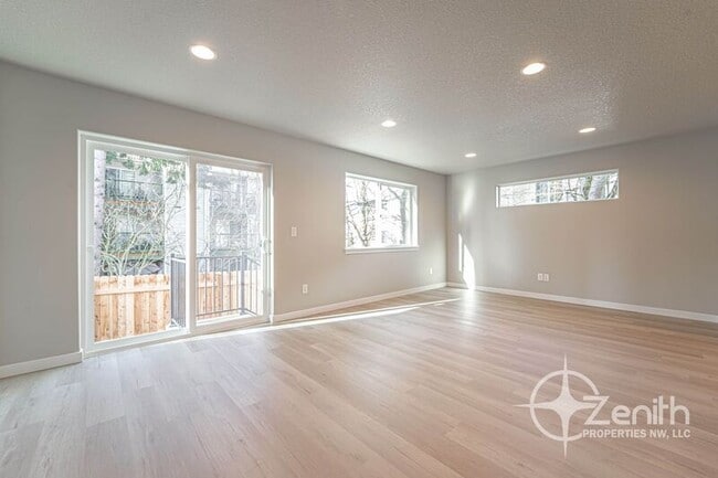 Building Photo - 4716 NE 37th Ct