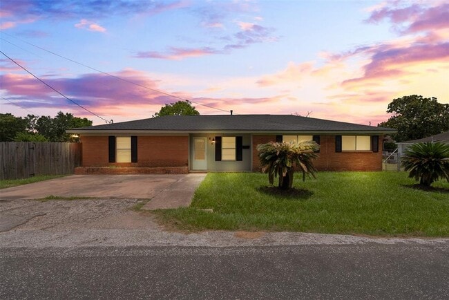 Building Photo - 815 Rugeley St