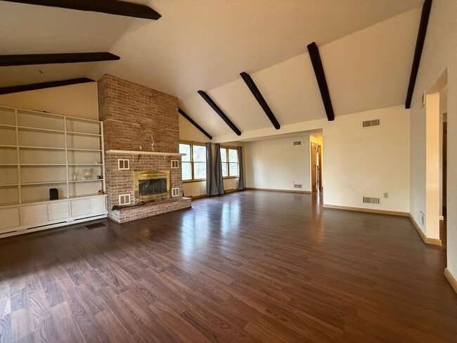 Building Photo - Private and Serene Beauty