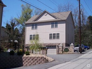 Building Photo - 2 Bedroom townhouse with garage near Med C...