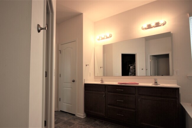 Building Photo - 10519 Royal Winchester Dr