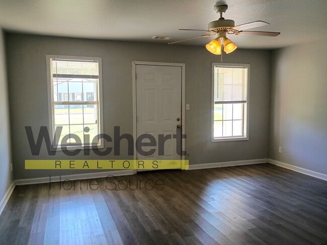 Building Photo - Spacious 3-Bedroom Home with Garage and Sc...
