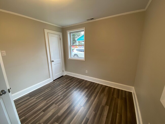 Building Photo - Move-in Ready!