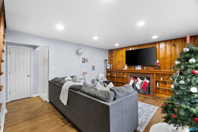 Building Photo - 5 Clover Hill Ave