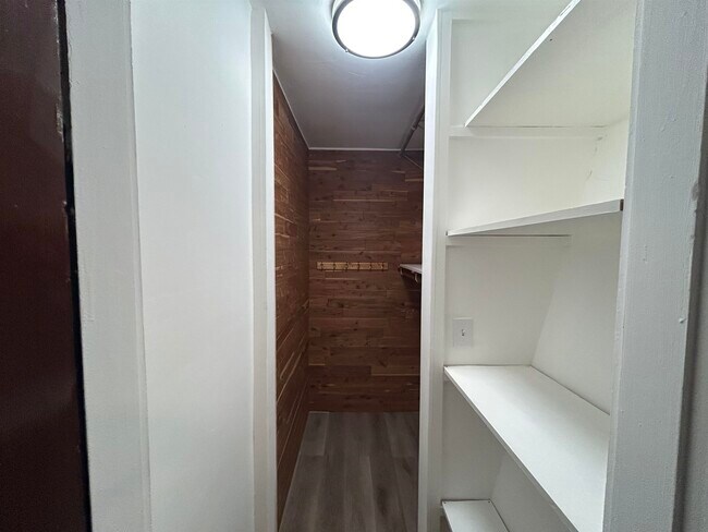 Building Photo - 6 1/2 Holmes St