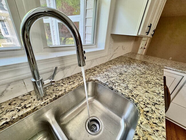 Building Photo - Recently Updated 4-Bedroom Ranch Home w/a 2 Bedroom Guest Cottage! Ready 04-23-26! Pet Friendly Home