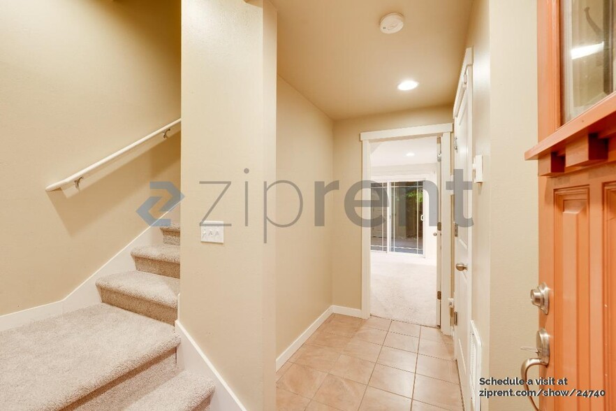 Building Photo - 9506 Interlake Ave N