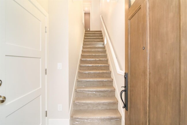 Building Photo - NEWER HOME -4 BED, 3.5 BATHS, 2 CAR GARAGE DOWNTOWN LIVING