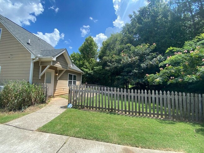Building Photo - PRE-LEASING FOR AUGUST 2026- FENCED IN YARD!