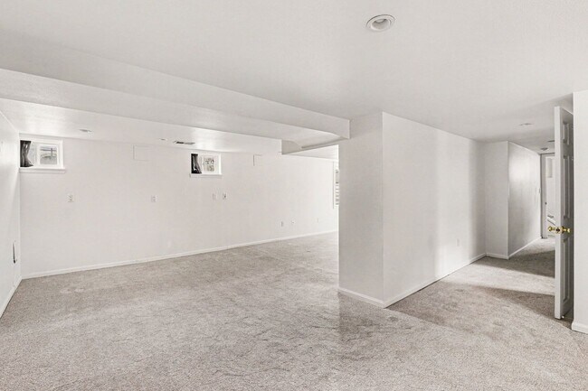 Building Photo - Available NOW! 3 Bedroom 2 Bath Beautiful Home in Denver!