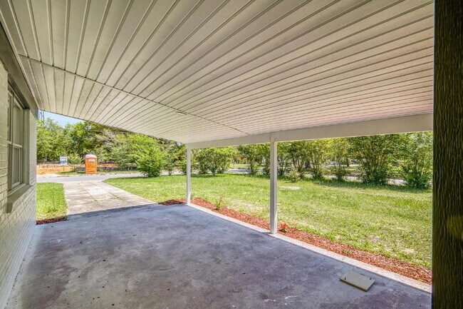Building Photo - Modern 3-Bedroom Townhome Near Downtown, I...