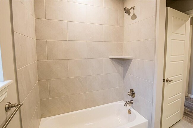 Building Photo - 3516 Lakeside Dr