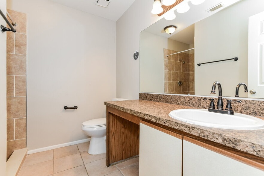 Building Photo - 724 Iowa Woods Cir E