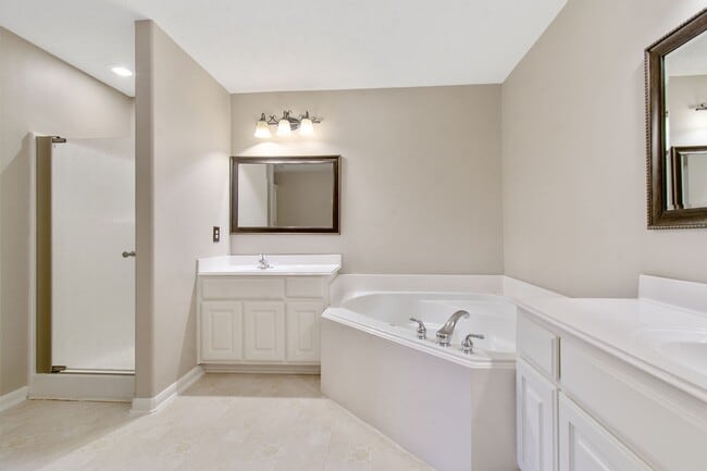 Building Photo - 16225 Summerset Estates Blvd