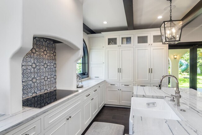 Building Photo - Prime Single Family Home