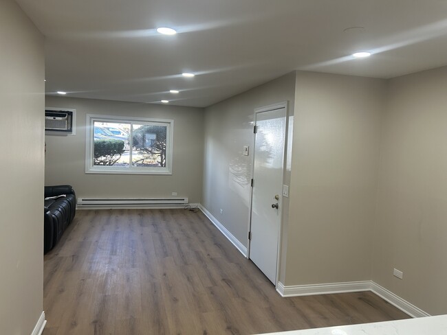 Building Photo - 194 N Waters Edge Dr