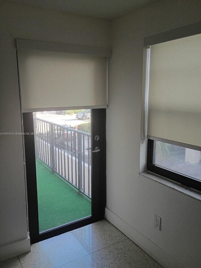 Building Photo - 6424 Collins Ave