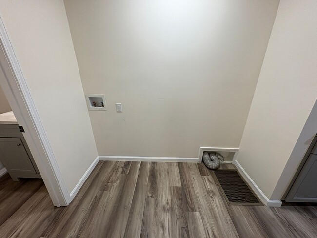 Building Photo - Affordable and Adorable Duplex in Enderly ...