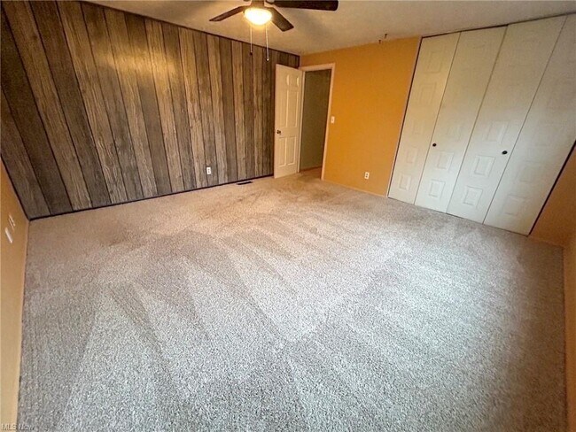 Building Photo - 535 Willow Dr SE