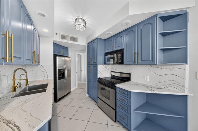 Building Photo - 20185 E Country Club Dr