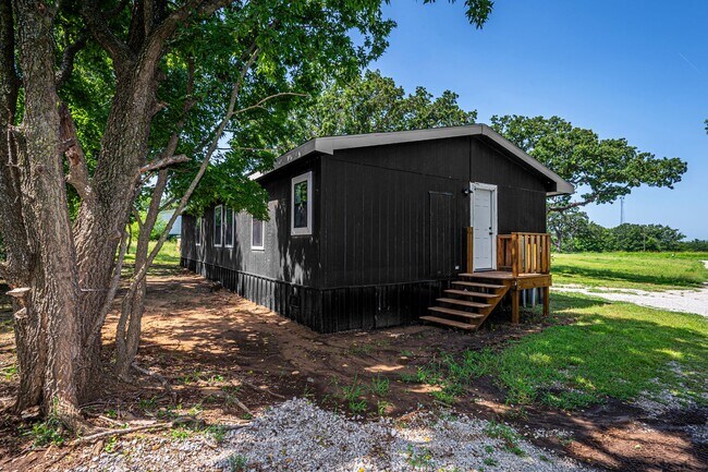 Building Photo - 4 Bedroom 2 Bath