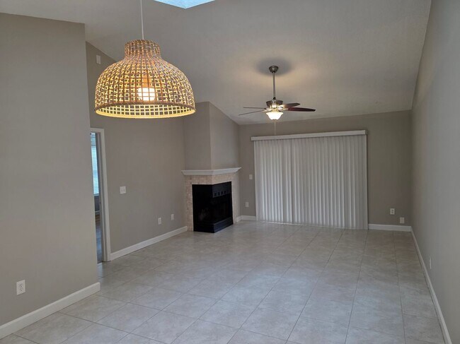 Building Photo - 180 Martinique Cir