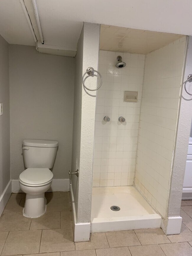 Building Photo - STUDENTS WELCOME! Adorable Single-Family Home in Historic Old Town