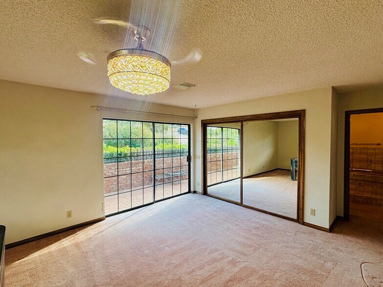 Building Photo - 527 Westlake Dr