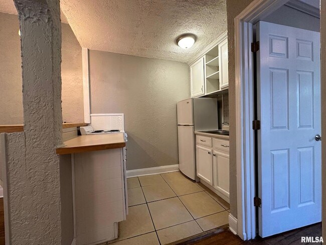 Building Photo - 333 S Douglas Ave