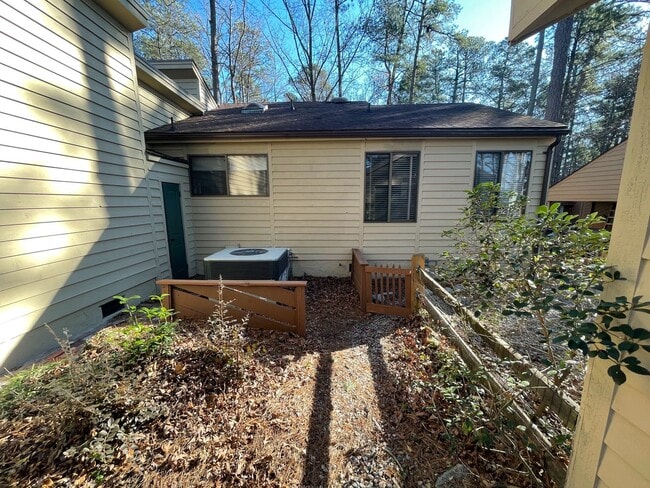Building Photo - 3 Bedroom 3 Bath Beauty on Golf Course wit...